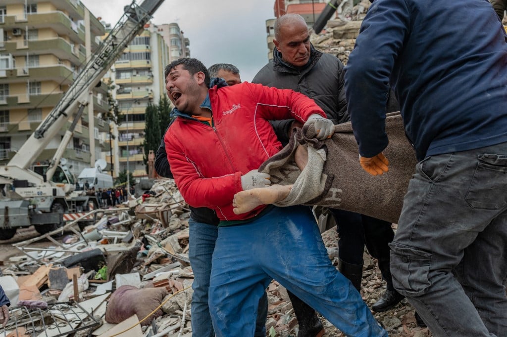 Solidariedade internacional salva vidas de vítimas do terremoto na Turquia e Síria