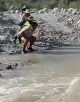 Peru: Professor carrega alunos nas costas para atravessar rio