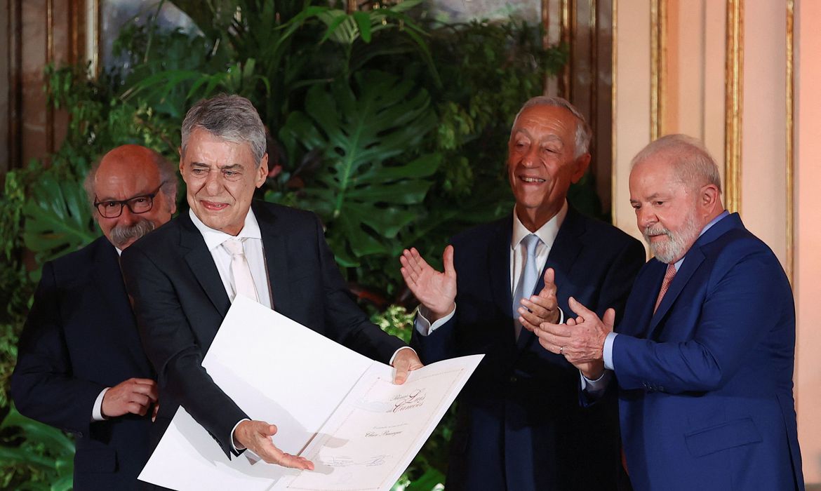 Chico Buarque, um brasileiro, recebe Prêmio Camões das mãos do presidente Lula