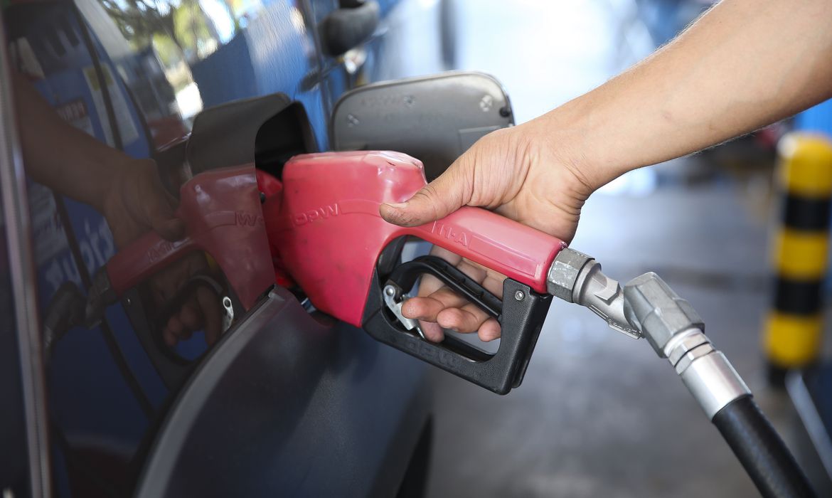 Os preços da gasolina, do álcool e do diesel deverão cair para o consumidor em todo Brasil