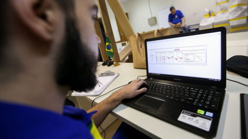 Um em cada dez estudantes brasileiros cursa ensino profissional