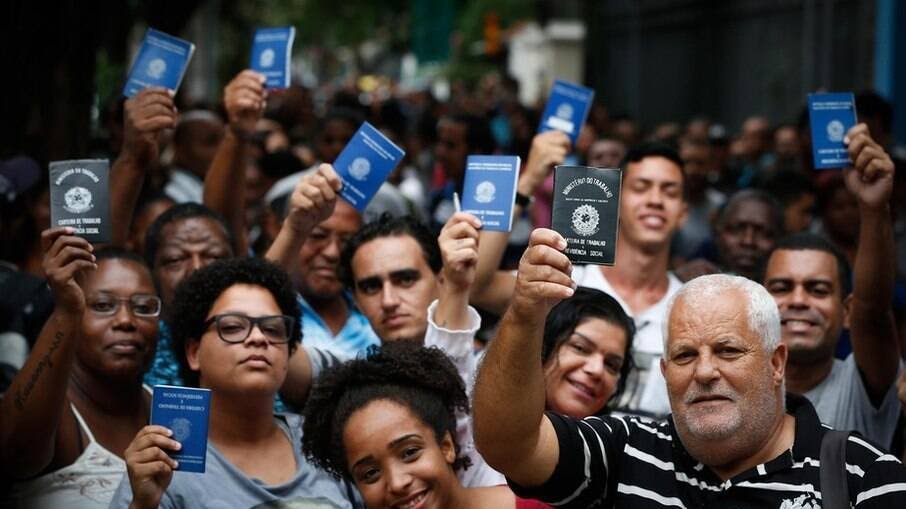 Após bater recorde em 2022, extrema pobreza recua pela metade no Brasil em 2 anos, com destaque para o Nordeste