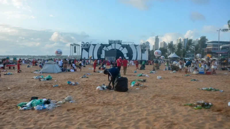 Festa de réveillon na orla de João Pessoa gera 100 toneladas de lixo
