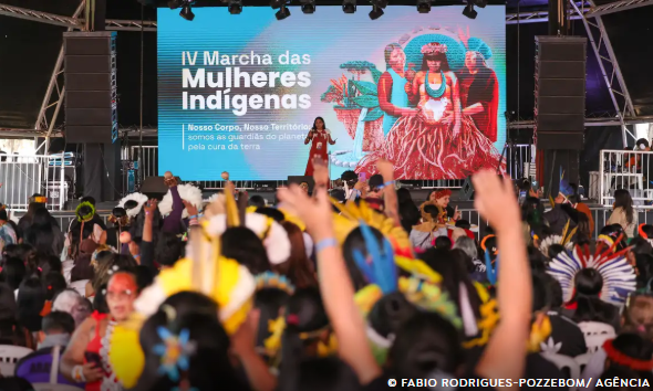 Evento em Brasília reúne 5 mil mulheres indígenas que pedem proteção