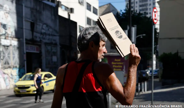 Defensorias acionam Justiça por medidas para enfrentar calor no Rio